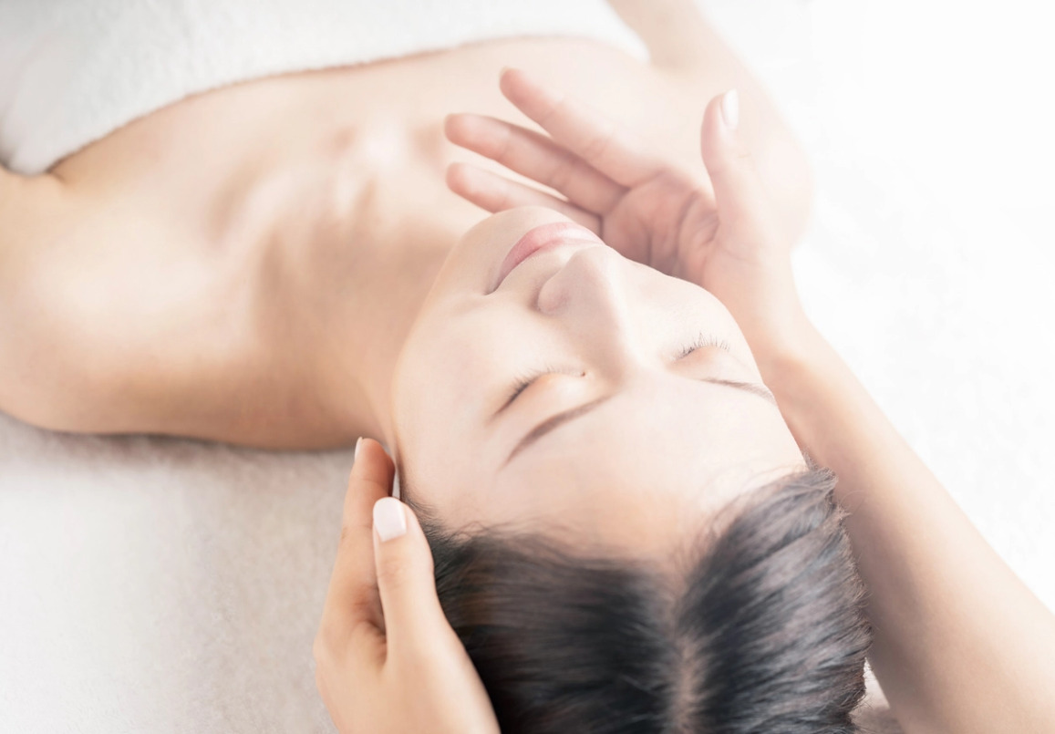 リラックスしている女性の画像